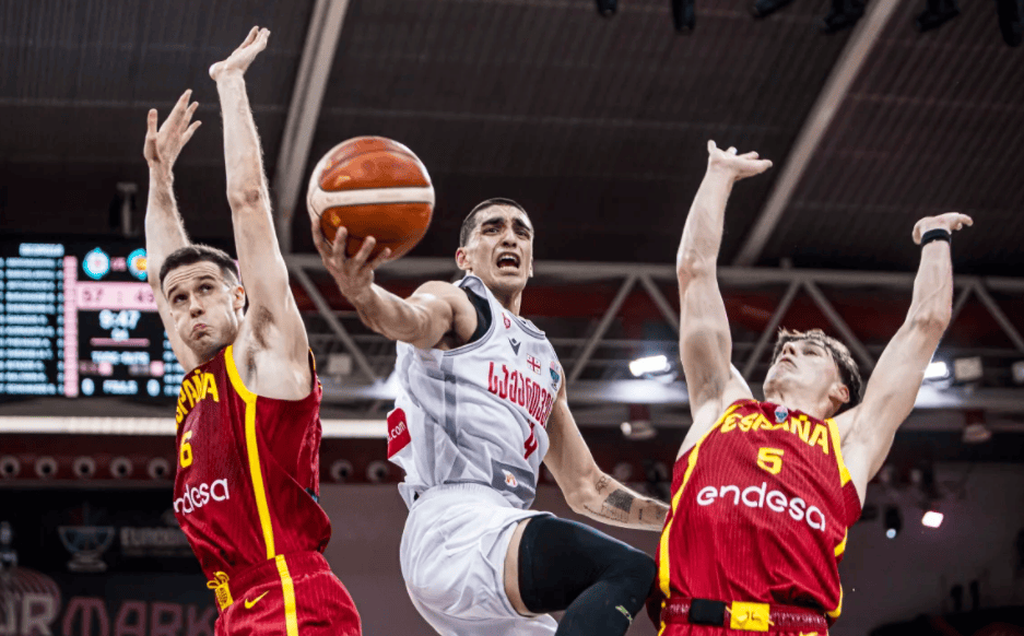 关于深圳男篮训练开放日；赛后复出首秀引观众欢呼；欧洲杯在即；数据层面出现新趋势的信息