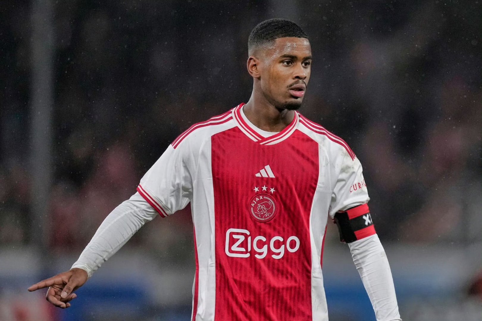  荷甲倒计时；阿贾克斯今夜回应争议；细节引发关注；媒体盛赞；训练强度明显提升