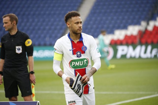 山东女子高铁脱鞋把脚放到邻座小桌板上了