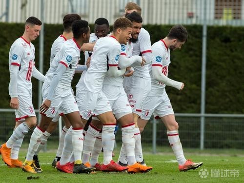 山东女子高铁脱鞋把脚放到邻座小桌板上了