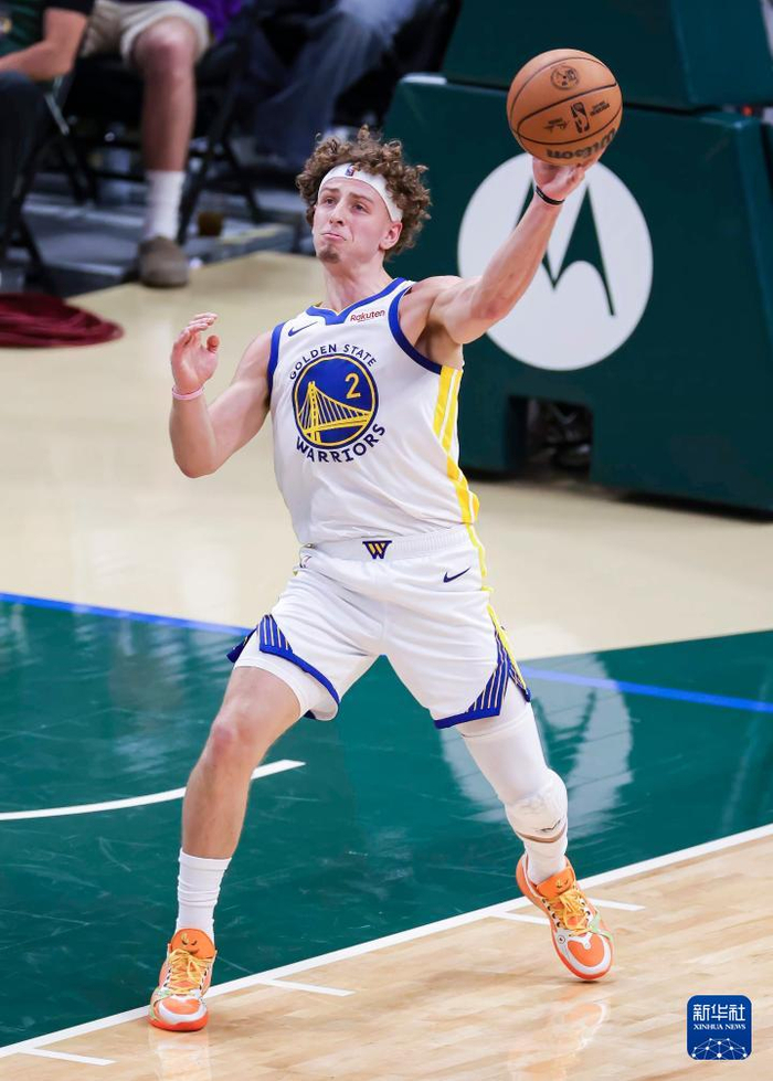 包含赛地聚焦——足总杯关键时刻热度飙升，密尔沃基雄鹿外线爆发，更衣室稳定，赛季目标并未改变的词条