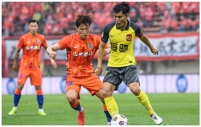 女子撑杆跳被杆子戳到