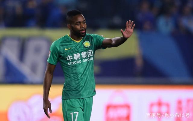 女子撑杆跳被杆子戳到